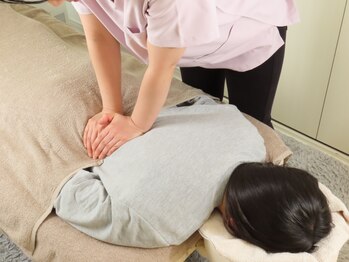 アキ(AKI)の写真/首肩のガチガチを根本改善！歴23年の国家資格保持者による極上の手技。深部まで届く圧で驚きの軽さを実感◎