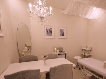 アロマ整体 クーラ(Cura)の写真/ラグジュアリーな空間、厳選されたアロマで極上の癒しを！アロマリンパマッサージで肩こりやむくみ改善!