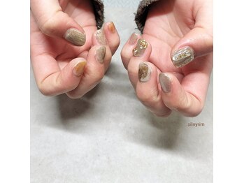 シルニー リム(Silny rim)/アシンメトリーニュアンスネイル