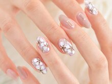 フラックスネイル(Flax nail)の雰囲気（大人っぽい色合いの繊細なフラワーネイル）