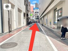 地上に出たら、ビルの間の道をまっすぐ進みます