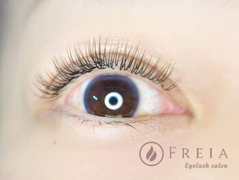 フレイア(FREIA)の写真/【季節やイベントに合わせて印象チェンジ】ブラウンエクステで“上品ナチュラル”なボリュームeyeに