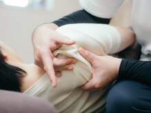 ひまわり接骨院の雰囲気(ガチガチの肩に、ボキボキしない肩甲骨はがし)