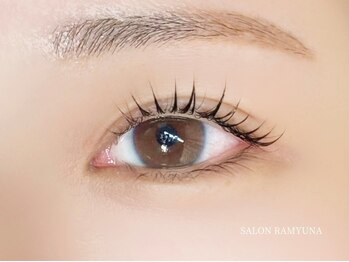 サロン ラミュナ(SALON RAMYUNA)の写真/【夜21時まで営業/駐車場完備】通いやすさ◎まつげパーマでマツエクよりもナチュラルに目力UP！