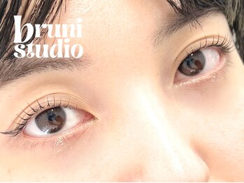 ブルーニスタジオ 表参道(bruni studio)の写真/自まつげに優しくしっかり束感カールをキープ♪圧倒的なもちの良さの秘密はノーグルー＋ダメージケア施術◎