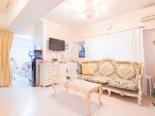 美キュートの雰囲気（店内はベージュを基調とした柔らかく明るい雰囲気。施術は2部屋）