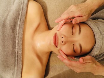 ユニヴェール/ザロータス(UNIVERS/THE LOTUS)/美小顔コルギフェイシャル