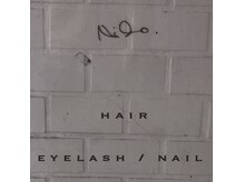 屋根のあるアーケード内の２階。看板横の階段をご利用ください