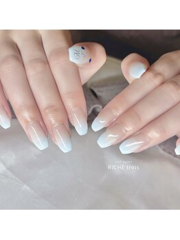 リッシュ トロワ(RICHE trois)/ライトブルーラメグラネイル