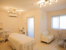 キュアラの雰囲気（白を基調とした店内。完全貸し切りプライベートな落ち着く空間。）