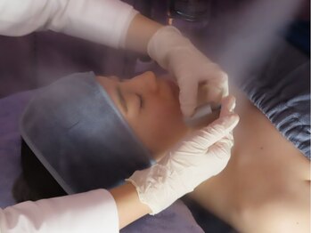 ワン(One)の写真/ダーマ鍼で1万箇所以上お肌に刺激を与え、首から顔のたるみ・シワや肌質を改善！スッキリ小顔効果も◎