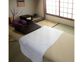 整体おおたけ/落ち着いた茶室での施術