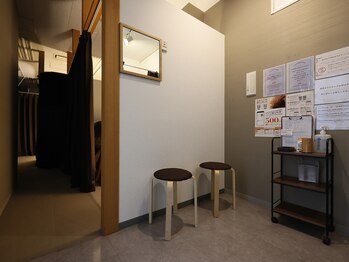 ゆめのまくら 京都烏丸店/早く着いた方は待合椅子で