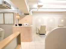 ディグ(deg)の雰囲気（広々とした白基調の落ち着いた空間。初めての方にもオススメ。）