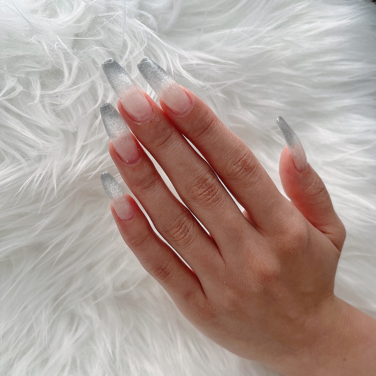 2025年秋トレンド】ラメグラデーションのネイルデザイン集｜人気