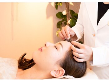 ナチュラルハリー(NaturalHarry)の写真/《刺さない美容鍼×経絡棒》やさしい小顔矯正でフェイスラインの変化を実感♪むくみ・食いしばりに◎