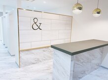 アンド(&)の雰囲気（大理石×ゴールドを基調とした落ち着いた空間。eyeは完全個室）