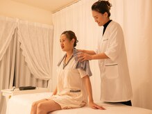 ミナミ(Minami)/足湯中は首肩のマッサージ