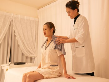 ミナミ(Minami)/足湯中は首肩のマッサージ