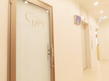 エレベーター降りて右手に入口がございます。