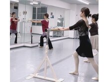 KYOTOおとなバレエアカデミーBelleの雰囲気（基本のバーレッスンを流れよく進める30分クラス）