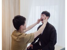 顎の筋肉は、目・首・肩とつながっています。