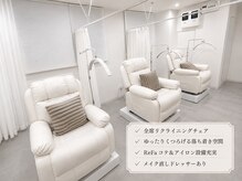 アイビューティー ロキエ 天王寺店(ROCHIE)の雰囲気（全席リクライニングソファで心地よくゆったりお寛ぎください。）