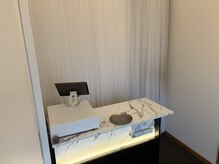 サロン ド ムニの雰囲気（玄関入りますと、正面受付がございます。）
