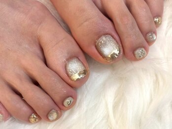 ジッピー オブ トータルビューティー アイエク(Zippy of totalbeauty iEQ)の写真/新トレンドもお任せ☆フットネイルも楽しめるお得なサロンで、素足を美しく彩ろう♪秋の足元を華やかに！