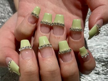 チェーンストーンフレンチネイル