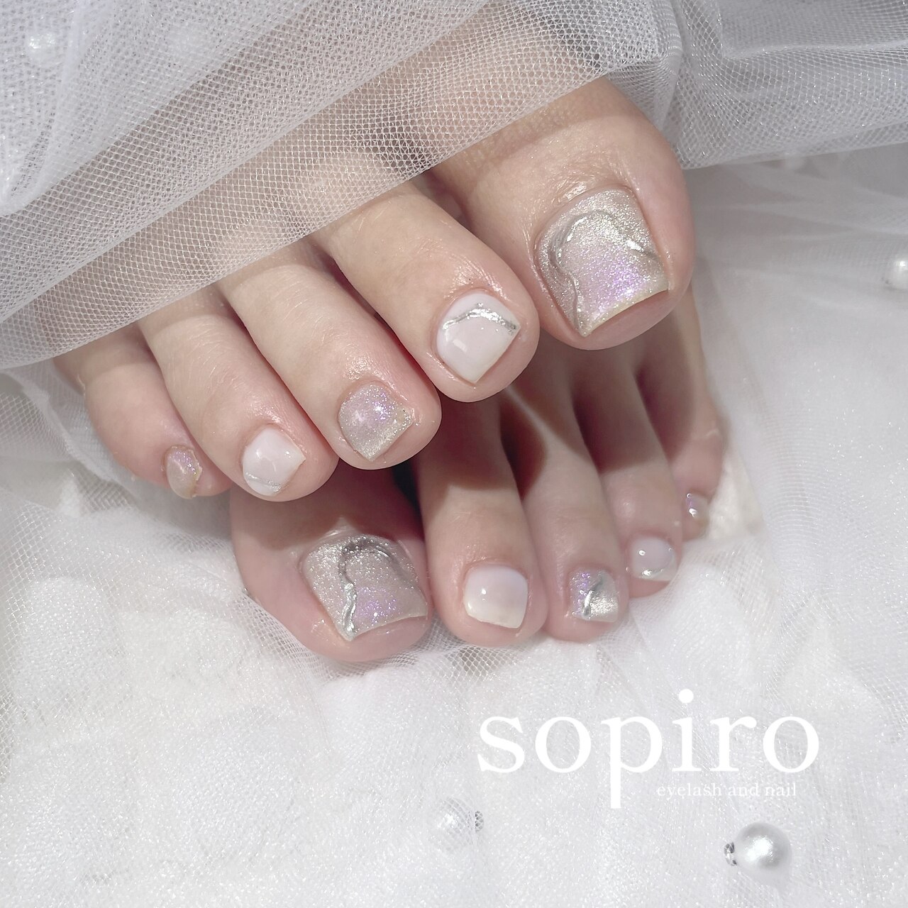 2025年秋トレンド】ホワイト ワンカラー フットのネイルデザイン