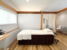 アイラッシュ&光エステ アンソメット上津店の雰囲気（半個室のフルフラットベットでゆっくりお過ごしください♪）