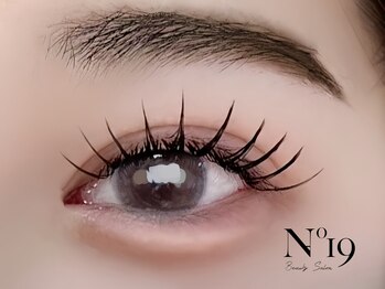 ナンバー19(N°19)/束間のある目元も人気