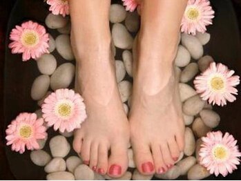 クォーターリゾートネイル(QUARTER RESORT nail)の写真/露出が増えるこの季節は、足元からお洒落を楽しもう★フットバス＋ケア付で癒されながら楽しくなる足元に♪