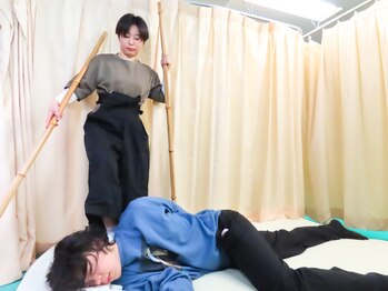 足圧宗家 良知整骨治療院/首踏みで肩こり首こりなどを解消