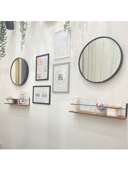 フォーラル バイ キセイ イオン新利府店(Forall by KISEI)/白を基調とした店内