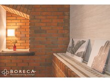 ボレカ(BORECA)/揺らめく灯が赤レンガに映える