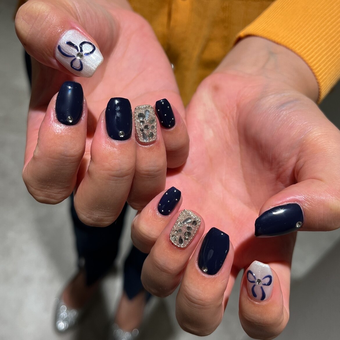 2025年-2026年冬トレンド】ネイビー リボンのネイルデザイン集｜人気順