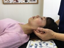 首、肩、頭、背骨、骨盤のバランスを施術で整えていきます。