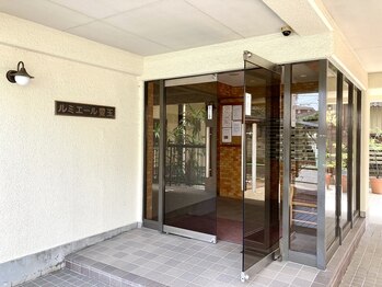 ポーベルポー(Peau Belle poe)/クリーム色の建物エントランス