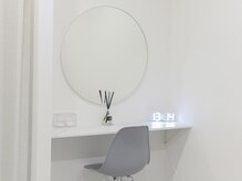 ラズリー(Lazliy)の雰囲気（ドレッサーでメイク直しも♪アイロン等もご用意しております◎）