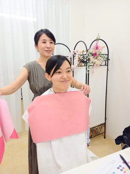 フラワーファクトリーズ/パーソナルカラー診断の様子