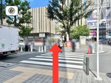 広場に入ったら、中央をまっすぐ進んでください