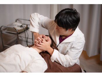 ハナゾノ鍼灸院(HANAZONO鍼灸院)/KADOMORI式小顔矯正　手から電気