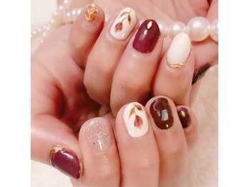 ルシア(LUCIA)/手描き花ネイル