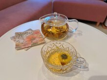 マッサージの後に、ホットジャスミン&冷たい麦茶選べる！