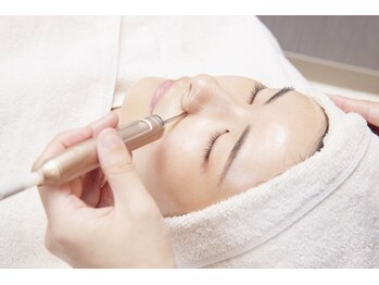 ディレイアザコスメ 新宿マルイ店/血流・代謝促進・表情筋ケア