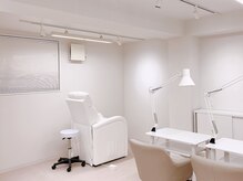マリーネイルズ 横浜店(MARIE NAILS)の雰囲気（ゆったりフカフカのソファーでまつ毛とネイルの同時施術も可能♪）