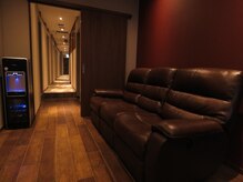 金の指/待合空間