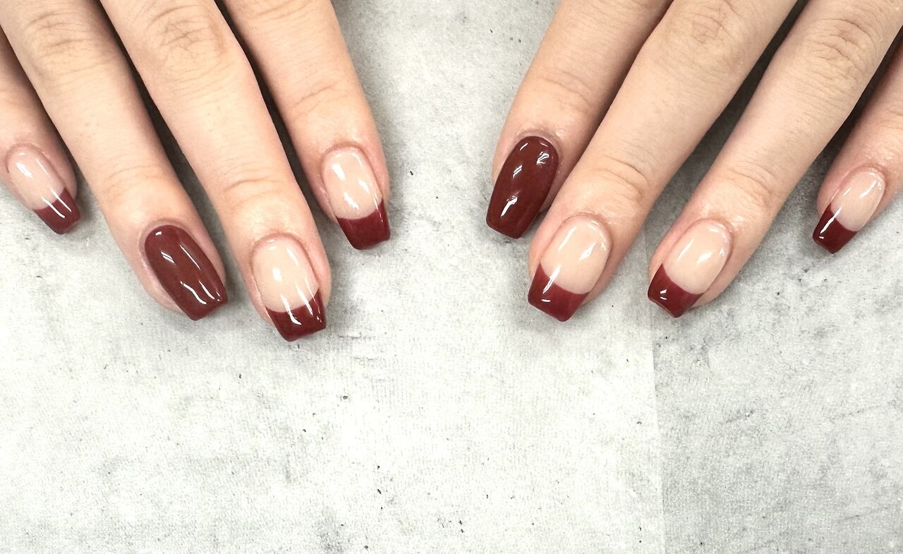 2025年-2026年冬トレンド】ボルドーフレンチのネイルデザイン集｜人気